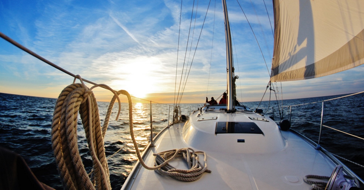 Yacht segelt Richtung Sonnenuntergang